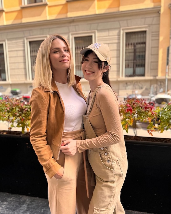 Michelle Hunziker e Aurora Ramazzotti insieme con look sport chic nei toni beige e cammello