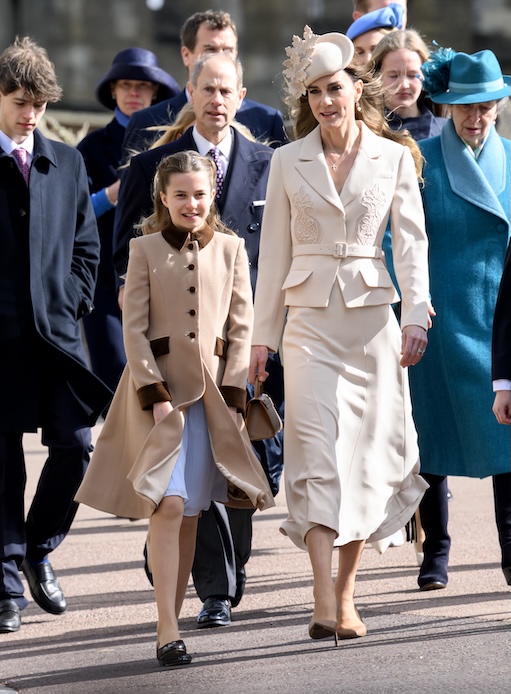 Kate Middleton e la principessa Charlotte insieme a un evento ufficiale con look coordinati beige