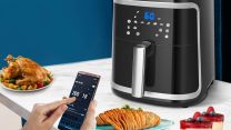 La friggitrice ad aria da 7 litri diventa smart. La programmi per la cena da smartphone e stai senza pensieri