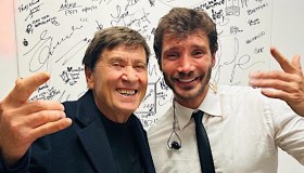 Affari tuoi, puntata speciale il 10 aprile: gli ospiti che giocano con Stefano De Martino