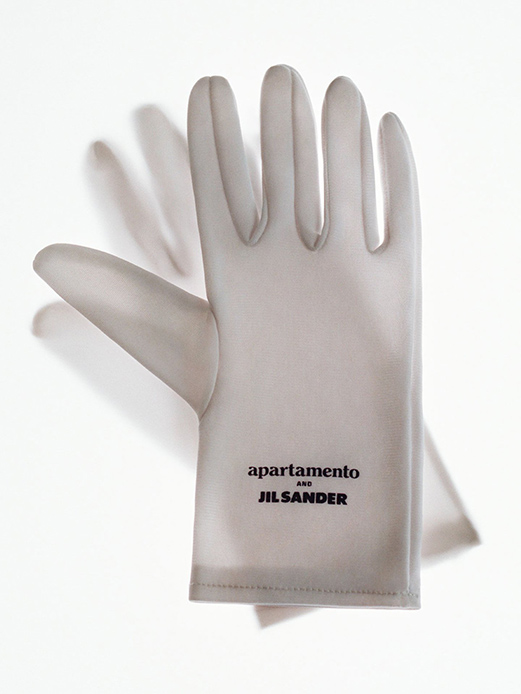 Paio di guanti grigi con stampa nera "apartamento AND JIL SANDER" su sfondo bianco