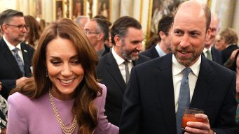 Kate Middleton celebra la Regina Elisabetta, abito dimesso e perle