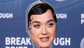 Katy Perry in vacanza a Roma resta senza soldi e lancia la carta di credito in Trevi