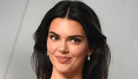 Avvistato il portachiavi-bassotto appeso alla mini bag di Kendall Jenner. E torna la bassotto mania