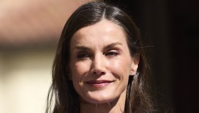 Letizia di Spagna, il look impeccabile al Premio Cervantes conferma il suo segreto