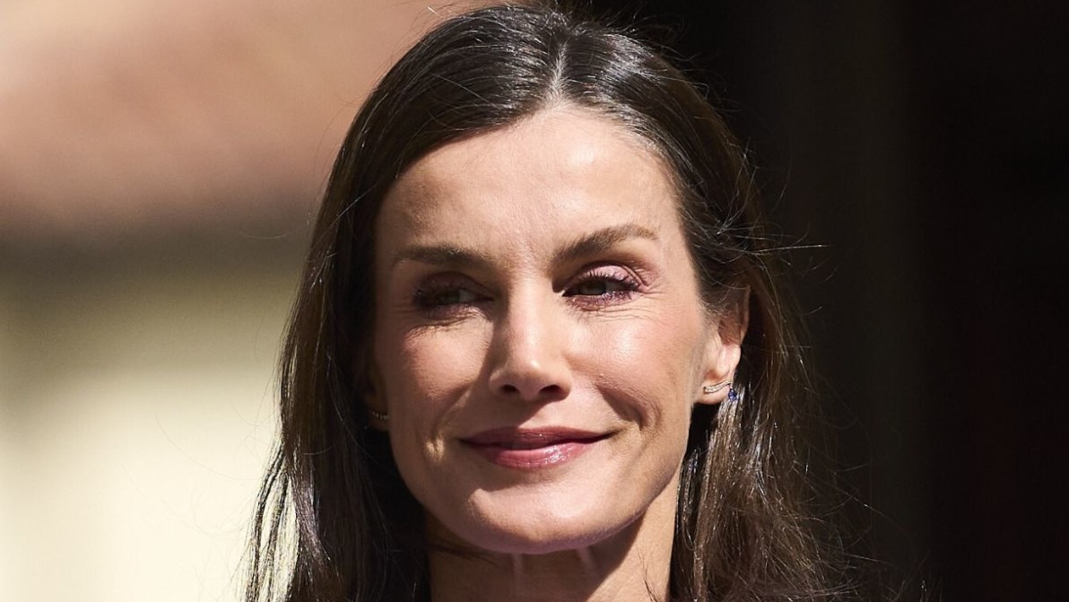 Letizia di Spagna, il look impeccabile al Premio Cervantes conferma il suo segreto