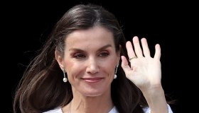 Letizia di Spagna, l’apparizione a sorpresa alla processione di Madrid