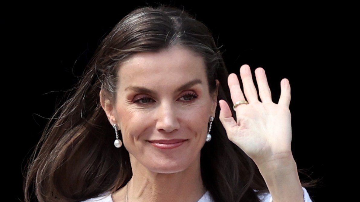 Letizia di Spagna, l’apparizione a sorpresa alla processione di Madrid