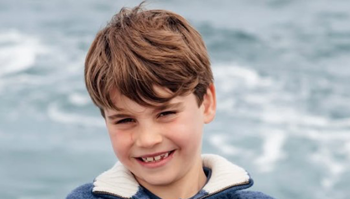 Kate Middleton, suo figlio Louis compie 8 anni: la nuova foto al mare