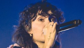 Madame senza veli per lanciare il nuovo singolo Rosso come il fango