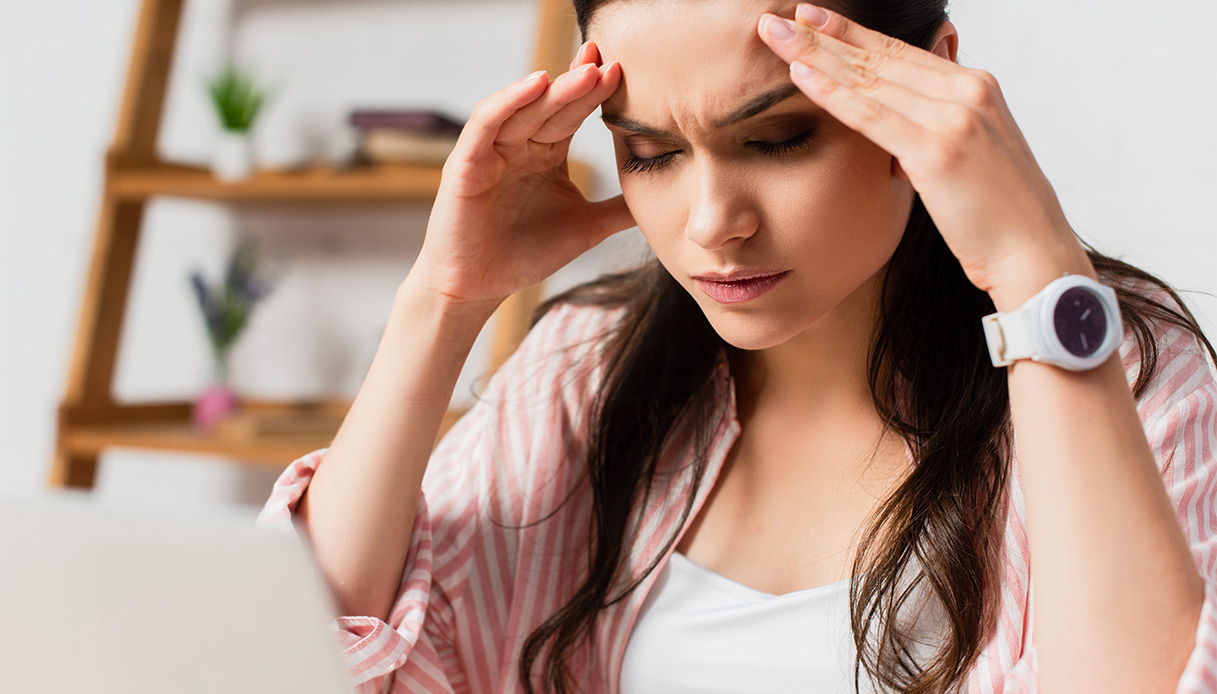 Salute femminile, come si comporta e come si informa la donna di fronte ai piccoli disturbi