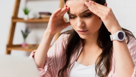 Salute femminile, come si comporta e come si informa la donna di fronte ai piccoli disturbi