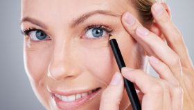 Matita marrone: come truccarsi usando un solo prodotto