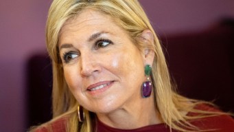 Maxima d’Olanda audace a piedi scalzi, ma non rinuncia alla sua gonna preferita