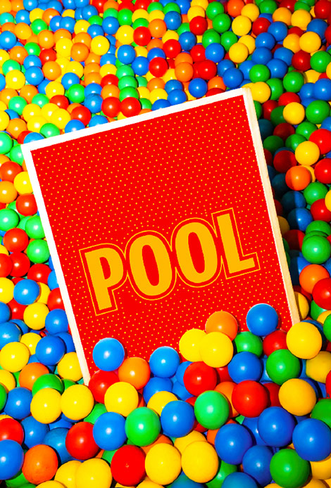 Vasca piena di palline colorate rosse gialle verdi e blu con cartello rosso Pool al centro, installazione McDonald's via Tortona 58 Milano Design Week 2026