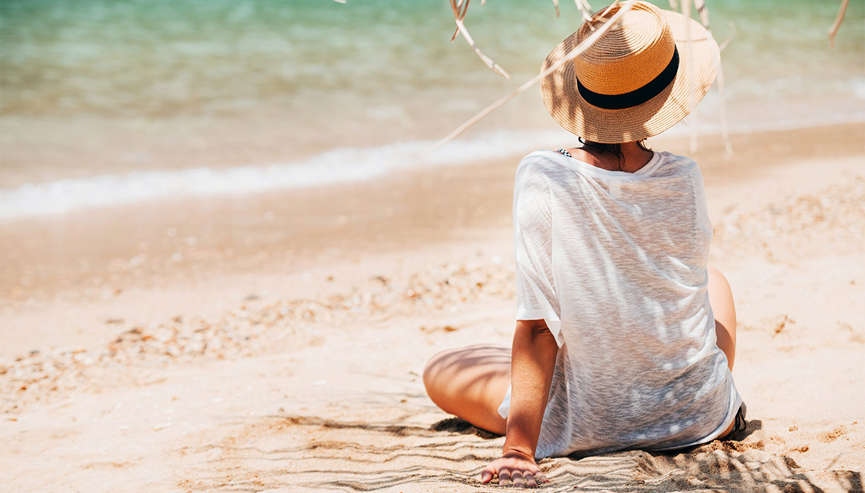 Melanoma, come scegliere l’outfit per la prevenzione: i consigli per i giusti vestiti e accessori