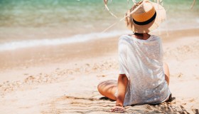 Melanoma, come scegliere l’outfit per la prevenzione: i consigli per i giusti vestiti e accessori