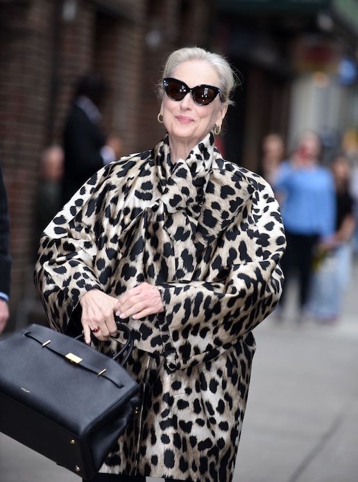 Meryl Streep a New York mentre saluta con look leopardato e borsa top handle nera