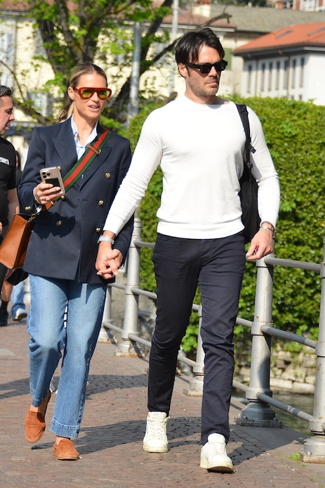 Michelle Hunziker e Giulio Berruti passeggiata sul lungolago con look rilassato e chic