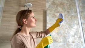 Muffa sopra la doccia, perché si forma e come eliminarla