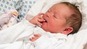 Come deve riposare il neonato: cinque consigli per prevenire la SIDS, la morte in culla