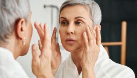 Levigano le rughe, eliminano le macchie e idratano in profondità: i primer per pelle matura che creano la base perfetta