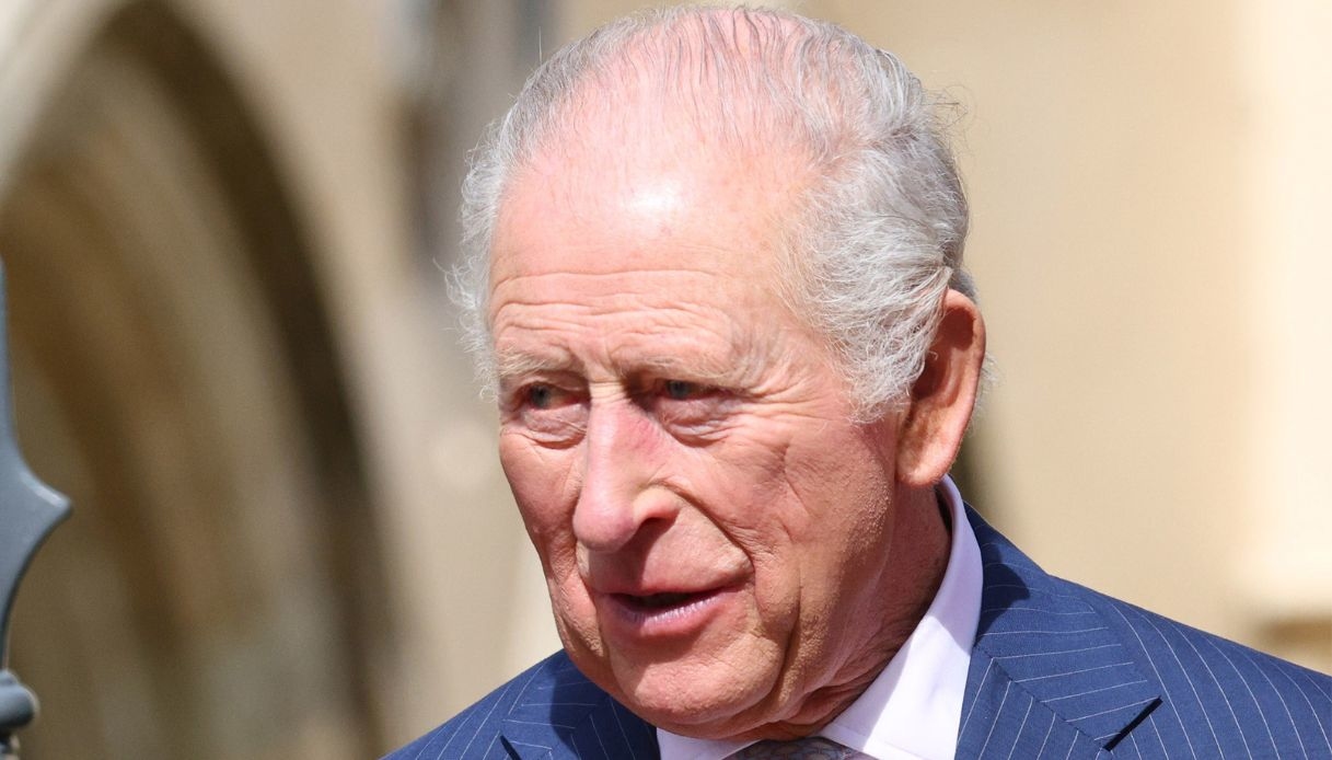 Re Carlo, come sta davvero: “Convive con il cancro”. Il paragone che preoccupa