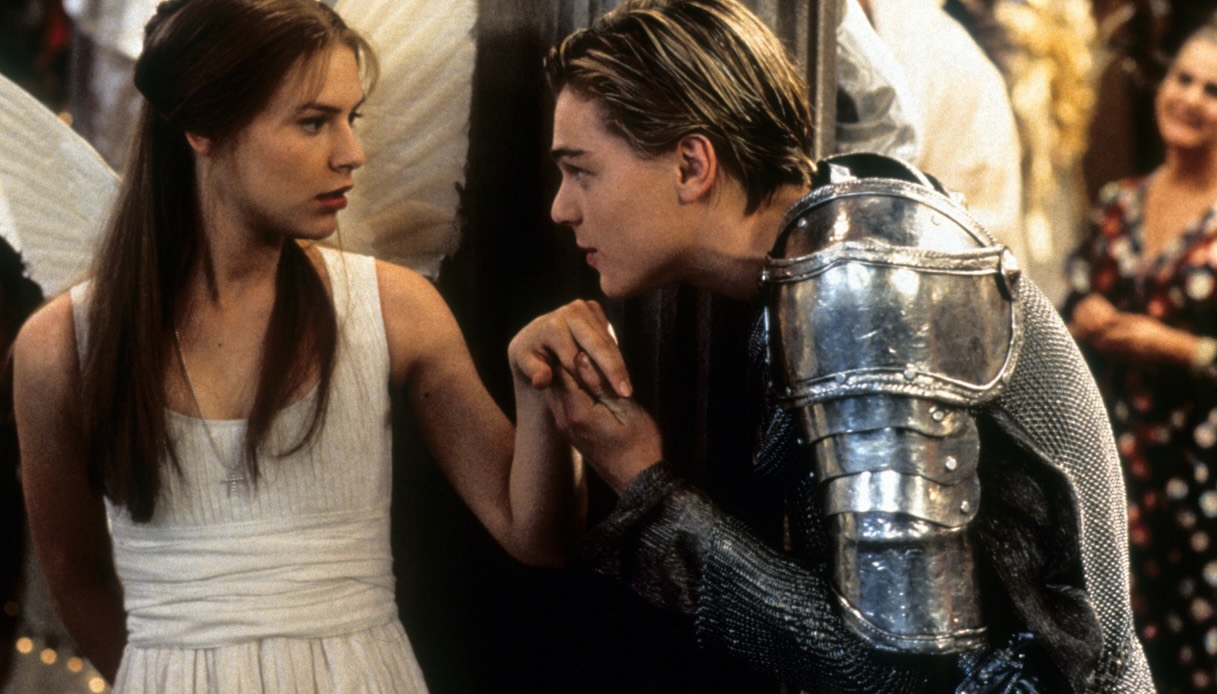Claire Danes e Leonardo DiCaprio in Romeo + Juliet 1996 con abito bianco iconico