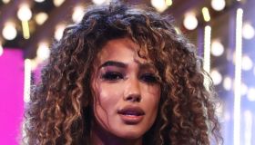 La Ruota della Fortuna, Samira Lui è in sottoveste e a Gerry Scotti scappa la battuta osé