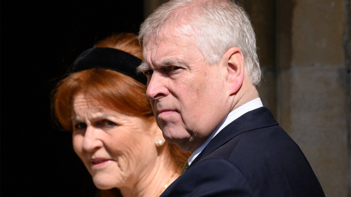 Re Carlo, come stanno davvero le cose tra Andrea e Sarah Ferguson