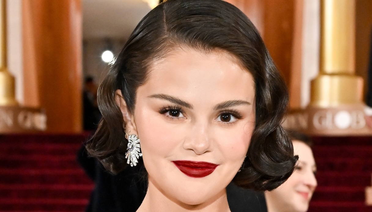 Selena Gomez sorprende in rosa con un look da bambolina chic