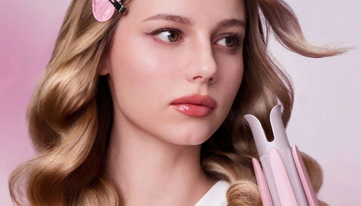 Piega mossa, e perfetta, con un tocco. Come funziona l'arricciacapelli automatico virale su TikTok, ora in offerta