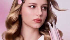 Piega mossa, e perfetta, con un tocco. Come funziona l’arricciacapelli automatico virale su TikTok, ora in offerta