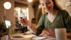 Facciamo shopping ma ce ne pentiamo: cos’è il doom spending