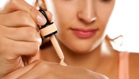 Hai già provato la skin tint? È il fondotinta leggero che si applica con le mani e uniforma l’incarnato. 10 prodotti da provare ora