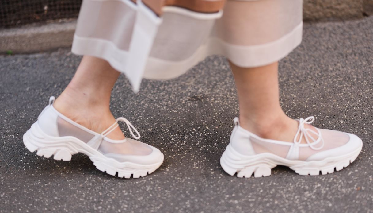 Tremate tremate, le sneakerine sono tornate. Le ugly shoes di questa primavera amate dalle celebs che vorrai avere anche tu