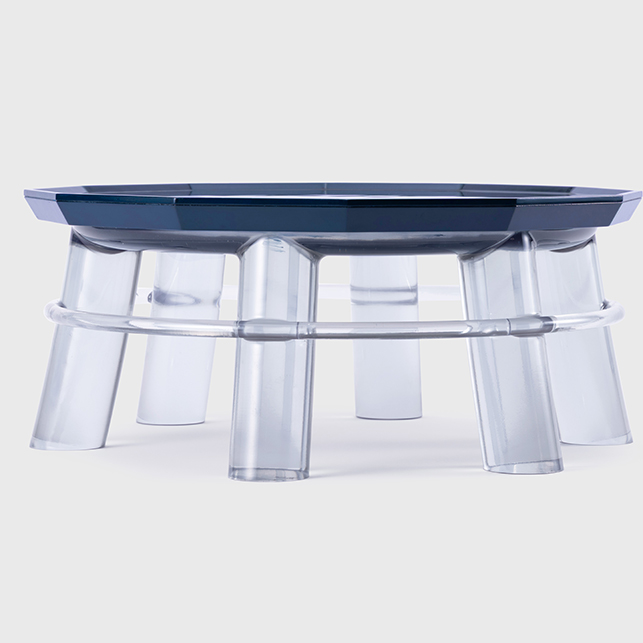 Soban reinterpretato con piano blu laccato e gambe in acrilico trasparente su fondo bianco neutro