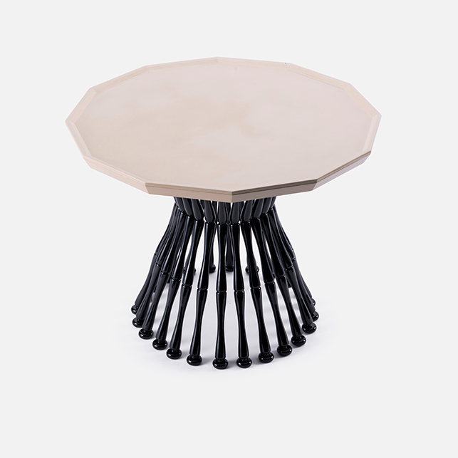 Soban con piano ottagonale in laccatura beige chiaro e base a ventaglio di bastoncini neri torniti