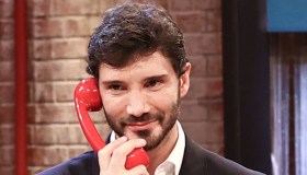 Affari Tuoi, la battuta di Stefano De Martino su Herbert: “Patetico”. La crisi e la vincita