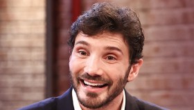 Affari Tuoi, Stefano De Martino: “Incredibile”. La concorrente “spietata” sfida il Dottore