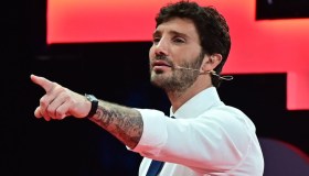 Stasera tutto è possibile, pagelle dell’8 aprile: l’ipotesi remota su Sanremo (6), dedica a Vessicchio (10)