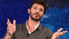 Affari Tuoi, puntata disastrosa: De Martino spera nel lieto fine, ma non arriva