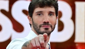 Affari Tuoi, Stefano De Martino “ruba” la giacca ad Amadeus