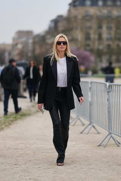 t-shirt bianca con blazer