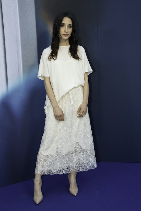 t-shirt bianca e gonna di pizzo