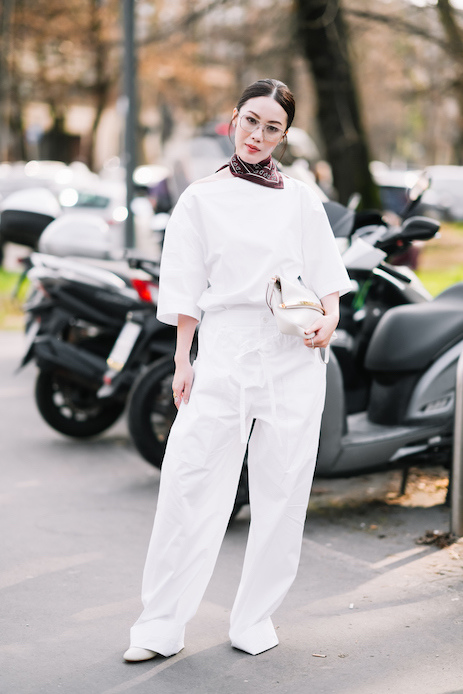 t-shirt bianca e pantalone