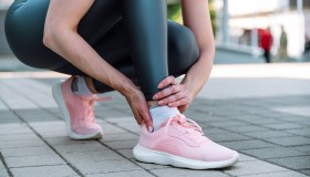 Tendine d’Achille, attenzione agli sforzi intensi: chi rischia di più e come prevenire l’infiammazione