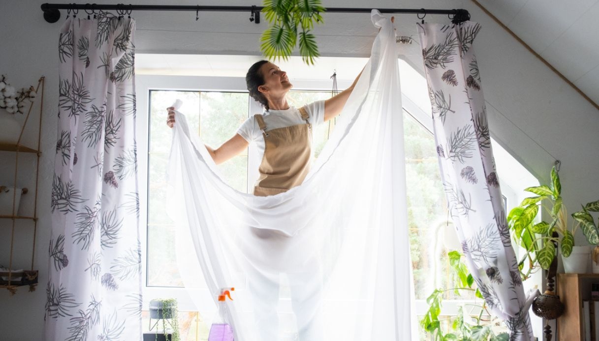 Lavare le tende, il trucco infallibile del sale grosso per sbiancarle