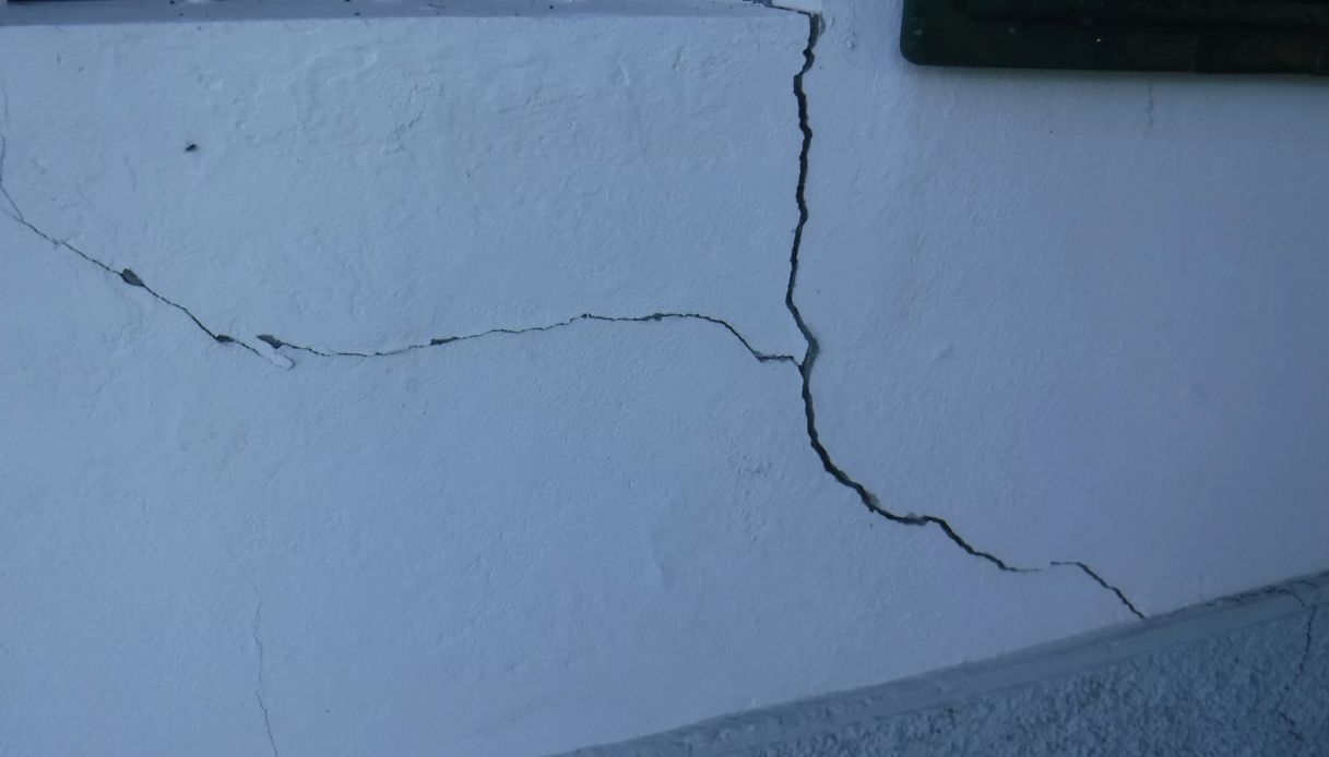 Una crepa nel muro esterno di casa