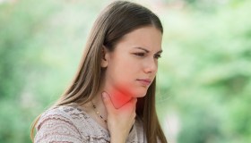 Corde vocali, scoperto come si diffonde il tumore: i consigli per proteggere la voce